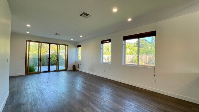 Building Photo - Newer Construction, Single-Level Noveno Ho...
