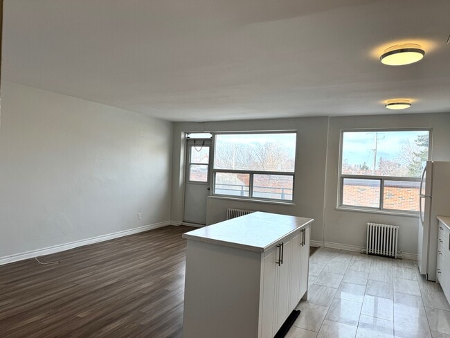 Building Photo - 470 Mortimer Av