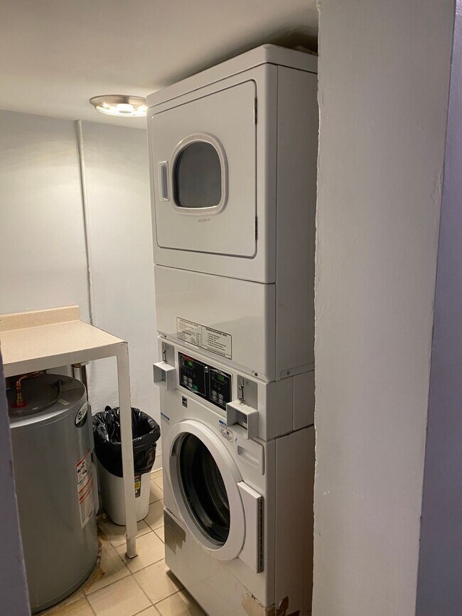 Building Photo - No Brokers Fee, Pets Friendly Unit, Recent...