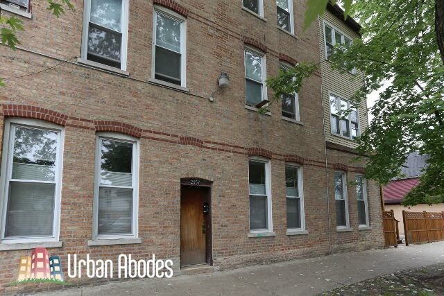 Building Photo - 2057 W Roscoe St
