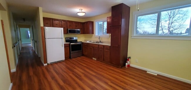 Building Photo - 4586-3004586 Heather Rd