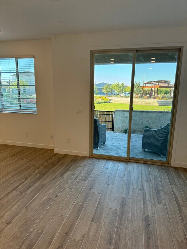 Foto del edificio - 9440 E Supernova Dr