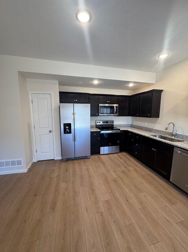 Foto del edificio - 4919-4921 Silver Mill Dr.