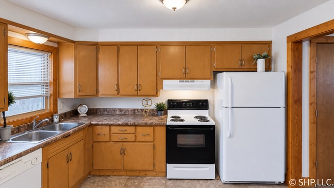 Kitchen - 1210 W Ash St