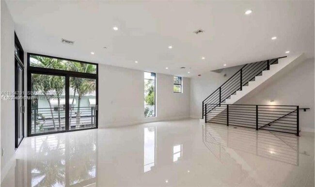 Foto del edificio - 909 NE 16th Terrace