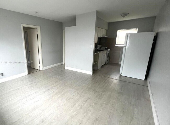 Foto del edificio - 6300 Miramar Pkwy