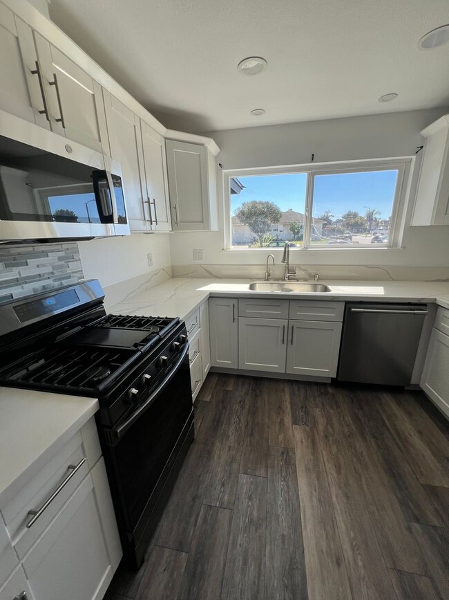 Building Photo - Oxnard - Four bedroom, two bathroom, singl...