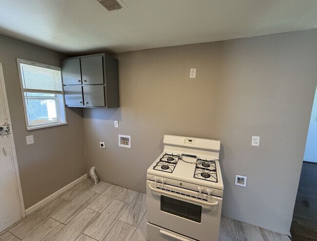 Foto del edificio - Newly updated 3-bedroom, 2-bath home - Open To Section 8