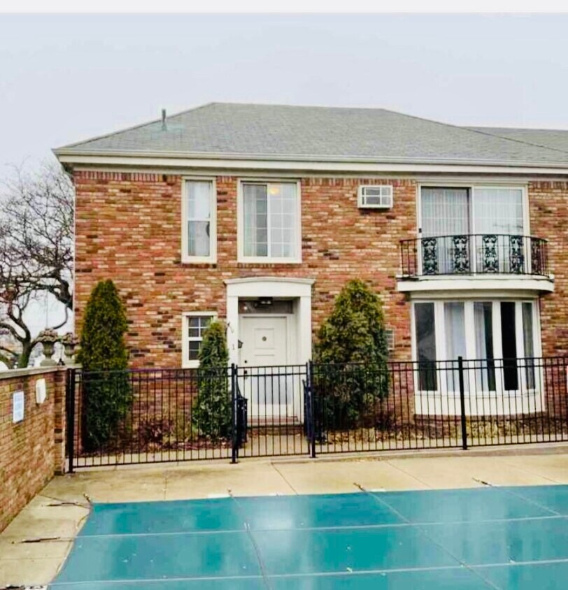 2356 W 14 Mile Rd Unit 0, Royal Oak, MI 48073 Condo for Rent in Royal