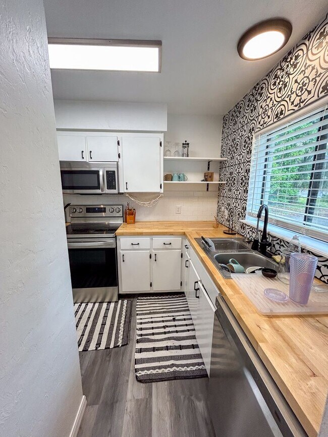 Building Photo - 1038 SW 6th Drive Unit A - Pet Friendly