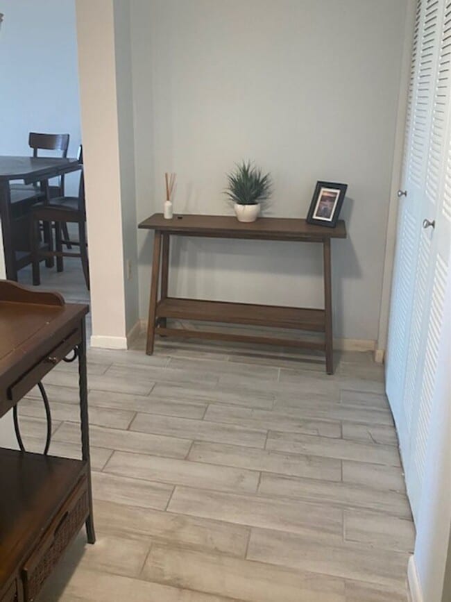 Building Photo - 1 bedroom 1 bathroom furnished condo