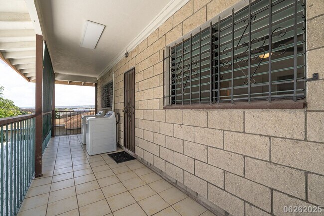 Foto del edificio - 3BR/2BA/2PKG(TANDEM) STREET LEVEL UNIT IN ...