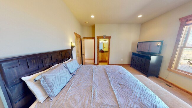 Building Photo - Luxurious and comfortable living experience