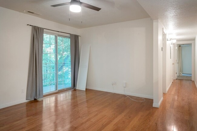 Foto del edificio - Top Floor Provo condo w private balcony