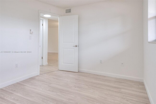 Foto del edificio - 7991 Sunrise Lakes Dr N