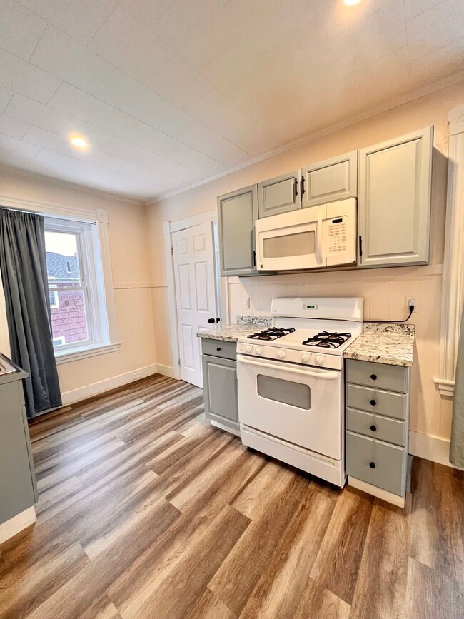 Building Photo - 147 Pleasant St