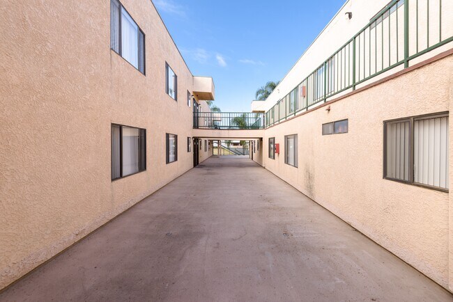 Building Photo - 955 Hyde Park E Blvd