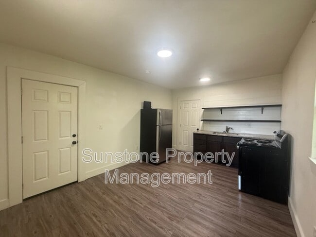 Building Photo - 1306 E 2nd St S