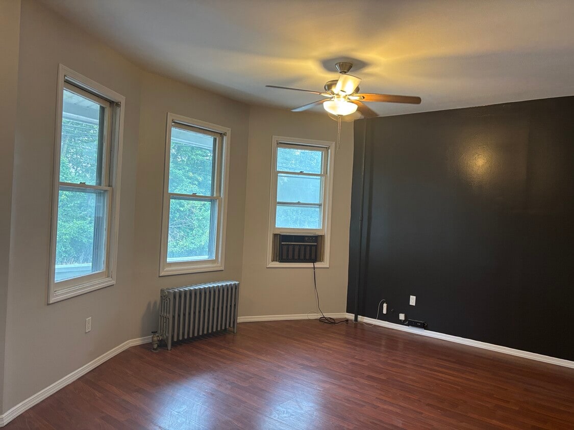 Primary Photo - 421 River Dr