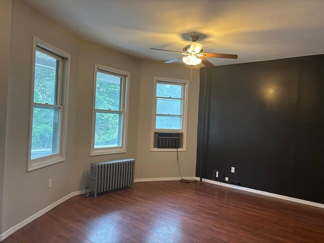 Building Photo - 421 River Dr
