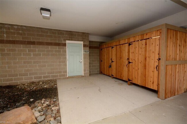 Building Photo - 7922 Shore Dr