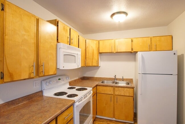 Building Photo - Nicely Renovated Townhome in Adorable Broo...