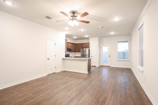 Building Photo - 10206 Lynwood Vlg