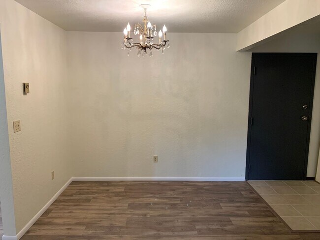 Building Photo - One month off rent!!!! Spacious well maint...