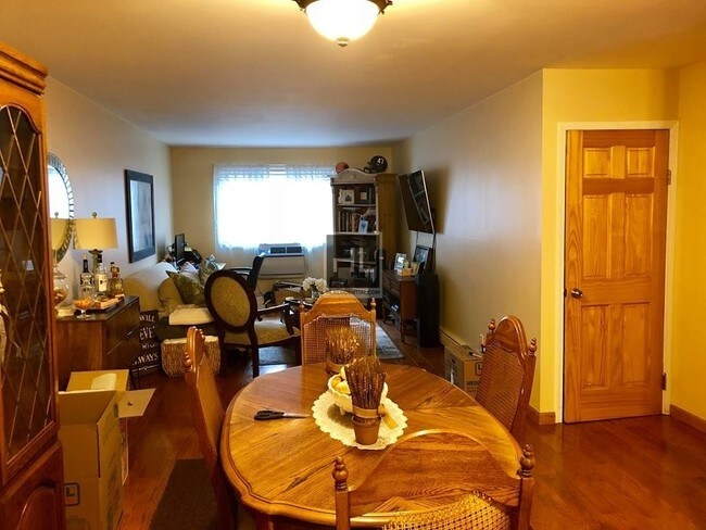 Building Photo - Super large 1 bedroom in Astoria