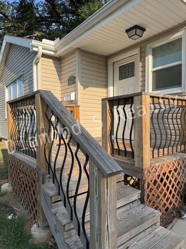 Building Photo - Updated and Located near Mercy Hospital!  ...