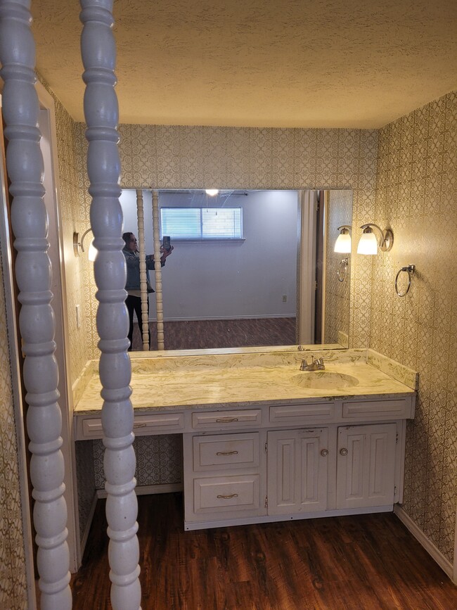 Master bathroom - 635 E Cherry St