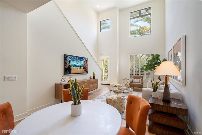 Building Photo - 3 br, 3 bath Townhome - 21 Soho