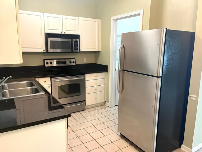 Foto del edificio - 1 Bedroom, 1 Bath, Unfurnished Condo with ...