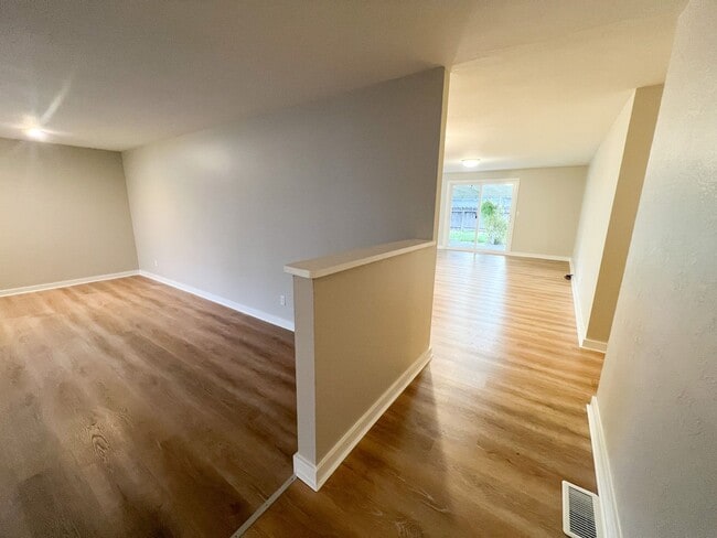 Building Photo - 3 Bedroom, 2 bath 1836 sqft House in Sunset Village