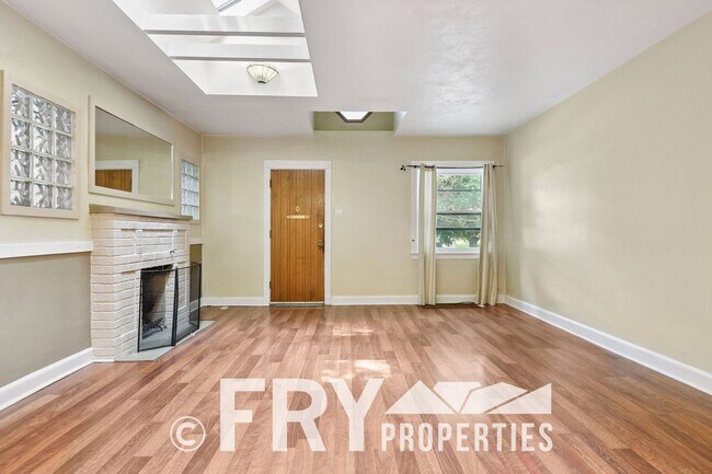 Building Photo - Cozy 1/2 Duplex in Congress Park