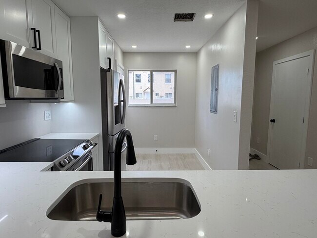 Foto del edificio - 6631 Winfield Blvd