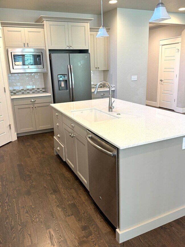 Building Photo - Spacious  Home in Paramount