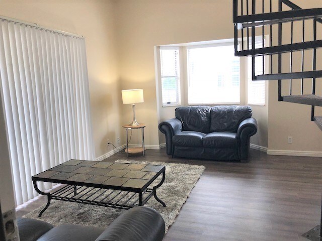 Pisos laminados/ventana salediza - 54 W 700 N