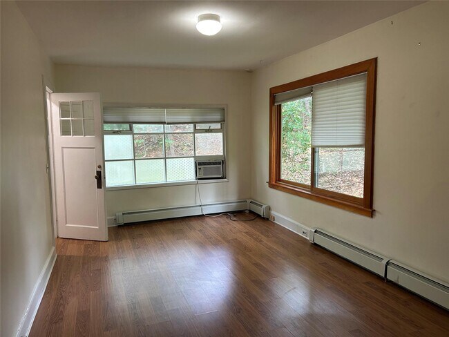 Foto del edificio - 139 Cove Neck Rd