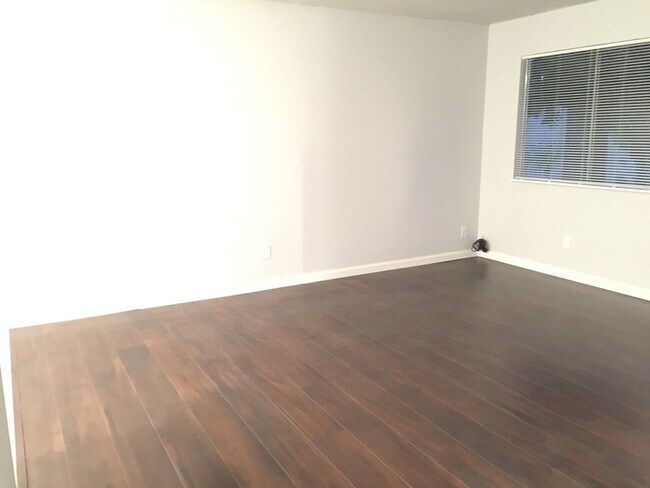 Building Photo - Modesto 2 Bedroom 2 Bath Triplex