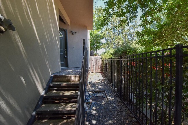 Building Photo - 1121 W 17th St