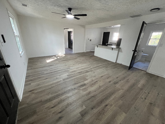 Building Photo - 2160 Dowdell Dr