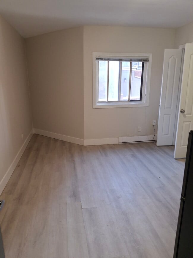 Building Photo - Bachelor Apartment in lovely building!