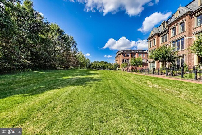 Building Photo - 10821 Symphony Park Dr