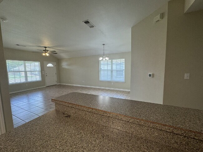Foto del edificio - 3 bedroom 2 bath brick duplex in excellent...