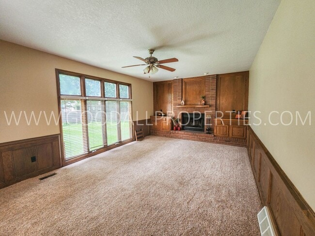 Building Photo - Executive 4 Bedroom Home in West Des Moine...
