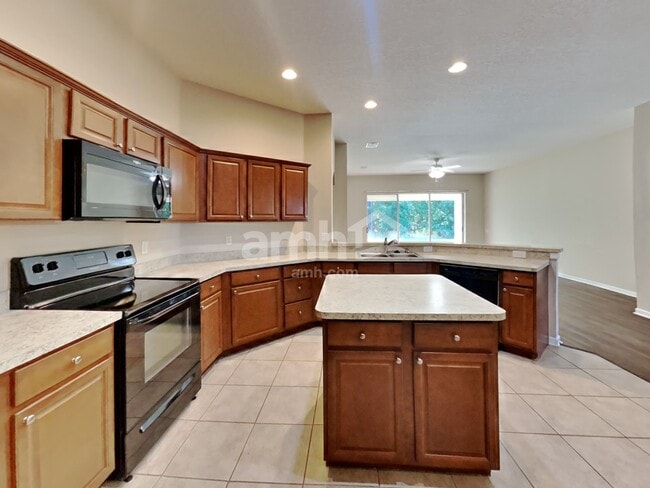 Building Photo - 7330 Crescent Palm Dr