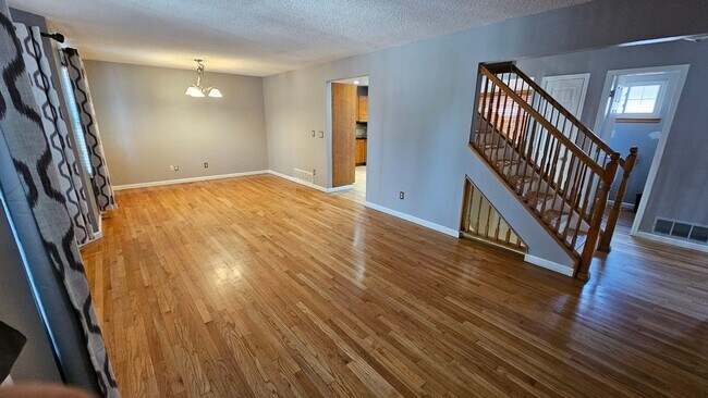 Building Photo - Spacious 5 Bed 3.5 Bath House in Aurora