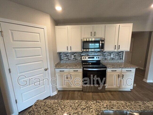 Foto del edificio - 5583 Guinevere Ln