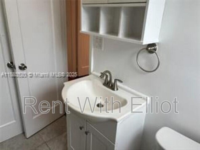 Foto del edificio - 1842 Funston St